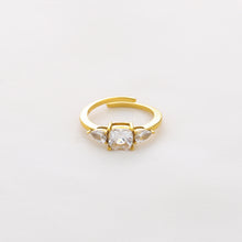 Load image into Gallery viewer, White Diamond Flower Ring - Gold
